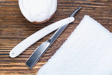 erkek seti ahşap bir arka plan üzerinde bir sakal kesme,