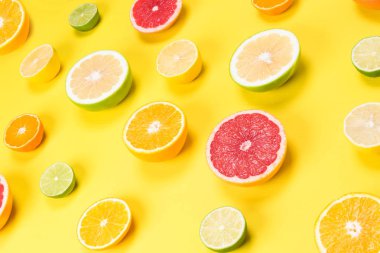 arka plan ile sarı bir tabloda narenciye meyve kesme yarım