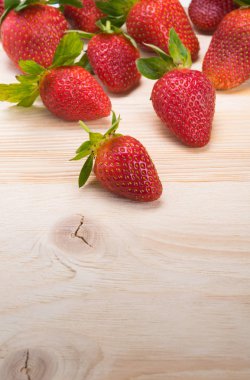 bir arka plan gibi hafif bir ahşap tahta üzerinde kırmızı çilek