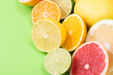 C vitamini ile meyve ince doğranmış ve yeşil renkli, Apelsin ve limon