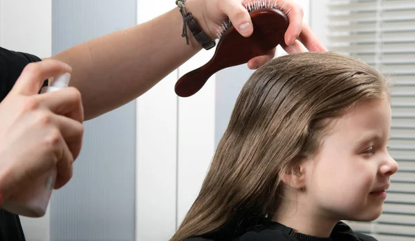 genç kız bir hairdress yapıyor ıslatma onun saç, o gülümsüyor