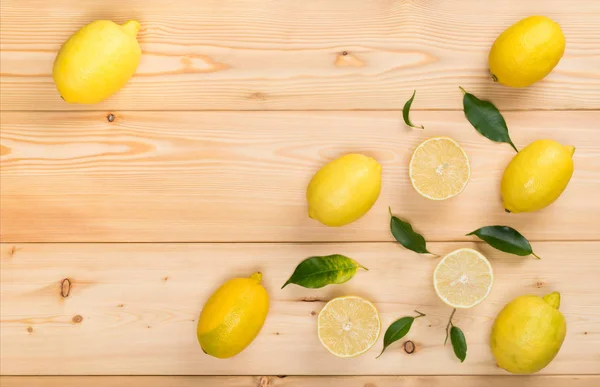 Concetto Limoni Gialli Loro Foglie Bordo Legno Leggero — Foto Stock