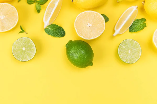 Concetto Lime Limone Con Foglie Fondo Giallo Della Tavola — Foto Stock