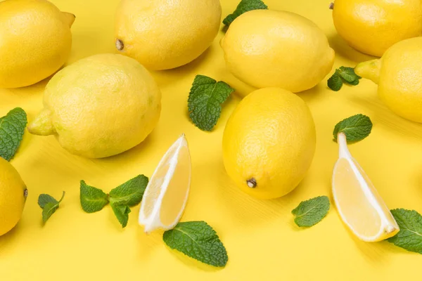 Conceito Limão Seus Lóbulos Uma Mesa Amarela — Fotografia de Stock