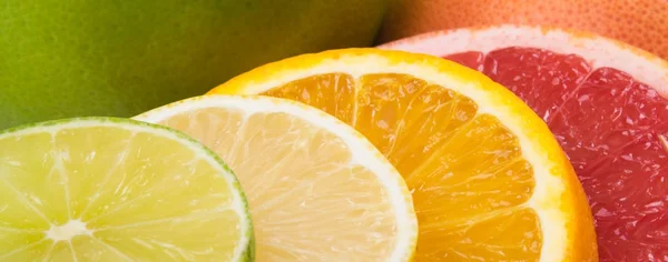 カットの柑橘類 レモン グレープ フルーツ オレンジの明るいマルチカラーの背景色 — ストック写真