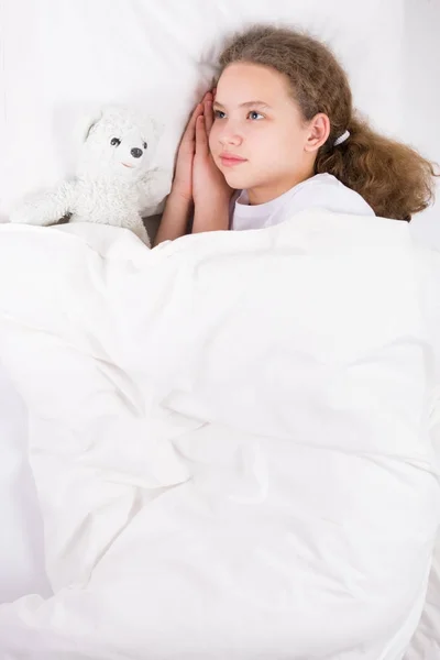 Белой Чистой Кровати Девушка Спит Игрушкой Медведем — стоковое фото