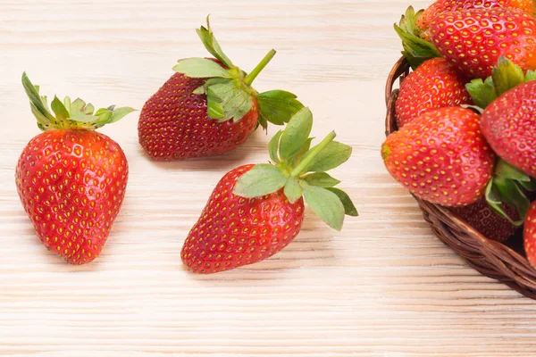 sağ köşede, kırmızı çilek, bir arka plan üzerinde hafif ahşap tahtasında