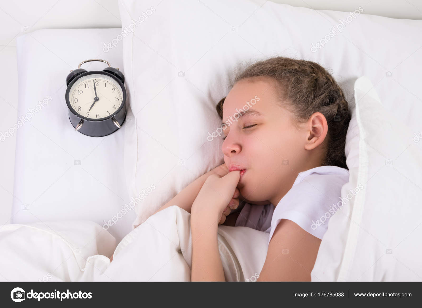 Спящие дети с открытым ртом. Девочка спит с пальцем во рту. Парень гладит волосы девушке. В рот маленькой девочке. Нежность к любимому.