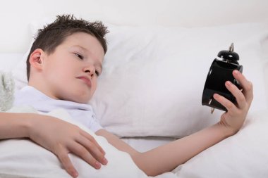 Çocuk uyandım ve görünüyor inanılmaz çalar saat, okul özledim.