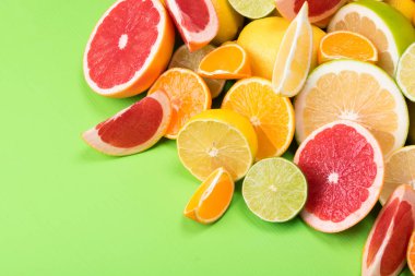 yeşil bir arka plan üzerinde güzel narenciye sulu parçalar