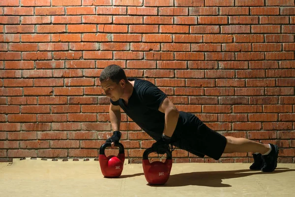 Atleta Ginásio Push Halteres Exercício Crossfit — Fotografia de Stock