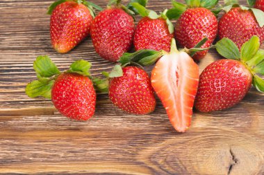 koyu ahşap arka plan üzerinde çilek yatıyor