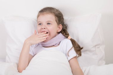 hasta bir kız elini bir boğaz engellediğini, ilaç almak istemiyor