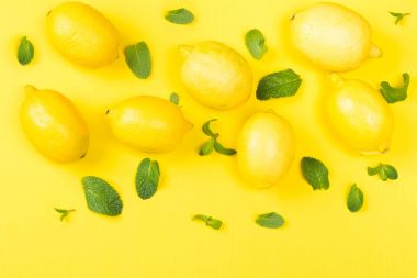 limon nane yaprakları, sarı bir arka plan üzerinde çevrili