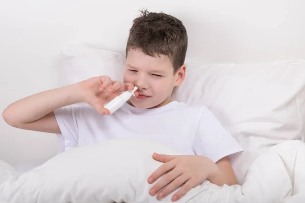 Der Junge Liegt Bett Seine Nase Ist Verstopft Nimmt Die — Stockfoto