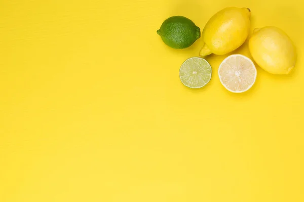 Limas Verdes Com Limões Sobre Fundo Amarelo — Fotografia de Stock
