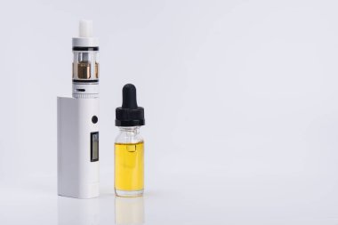 elektronik sigara için hafif bir arka plan üzerinde buharı sıvı ile