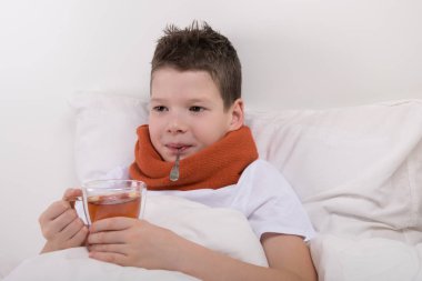 Çocuk tedavi yatakta sıcak otlar ile sağ