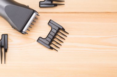 Berber aracı ahşap bir masa üzerinde farklı ekleri ile saç kesme için