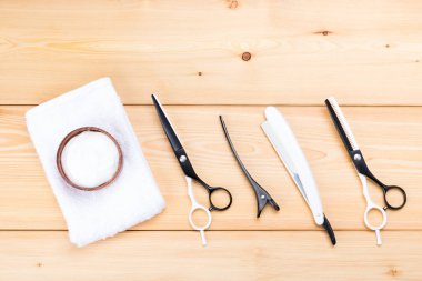 öğeleri stilist ahşap arka plan, saç kesimi ve saç tıraş erkekler için