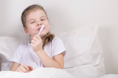 Kız dişlerini ilgilenir ve yataktan değil şımartmak