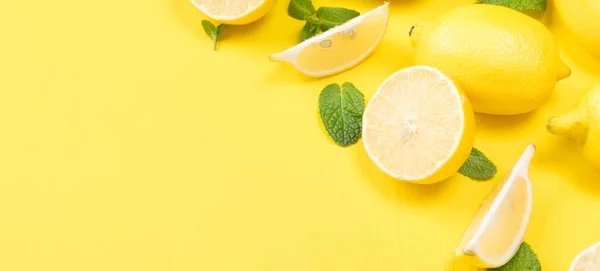 Uno Sfondo Giallo Tagliato Fette Limone Menta Fresca — Foto Stock