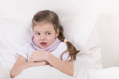 kız yatakta, tıp ve sağ görünüyor bir kaşığı aldı