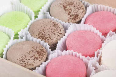 elma, kahve, çilek kek oluklu ambalaj içinde üst üste koyulur