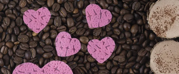 Herzen Und Zwei Keks Makkaroni Auf Kaffeehintergrund — Stockfoto