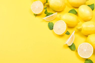Yatay sarı arka plan, meyveler ve nane, limon ile