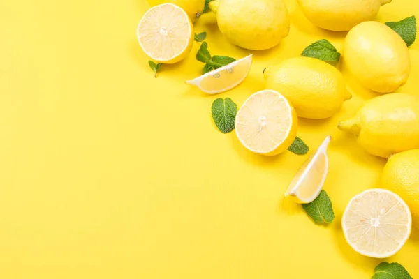 Fondo Giallo Orizzontale Con Frutta Menta Limone — Foto Stock
