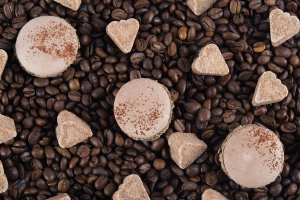 Verstreute Kaffeebohnen Mit Leichtem Macaron Dessert Zuckerherz Hintergrundtag Aller Verliebten — Stockfoto