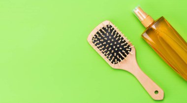 Tarak ve saç bakım ürünü yalan yeşil bir arka plan üzerine