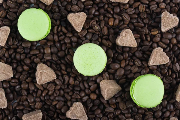 Minzkekse Mit Zuckerherzen Auf Kaffeehintergrund — Stockfoto