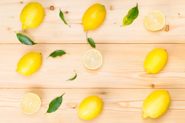 Tavole Legno Chiaro Come Sfondo Distribuito Limoni — Foto Stock