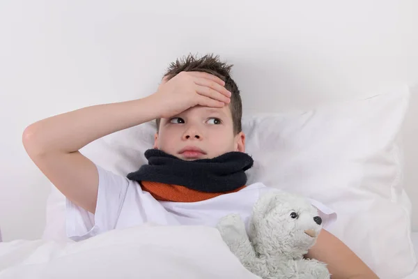 Der Junge Bett Sein Kopf Schmerzt — Stockfoto