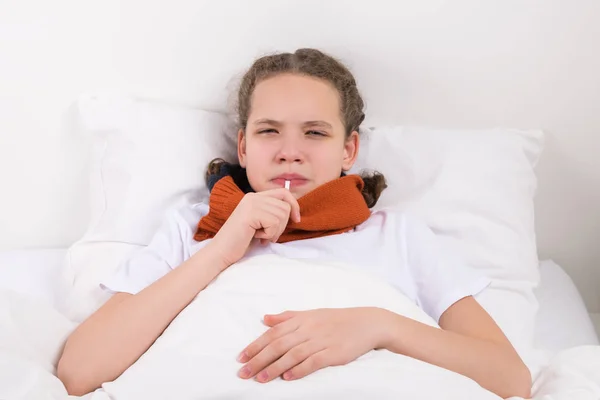 Das Mädchen Misst Die Temperatur Mit Einem Thermometer Mund Bett — Stockfoto