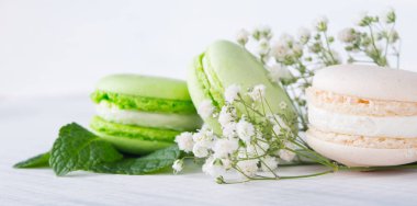 Macaron romantik ve arka plan tatlı çiçekler, nane krem