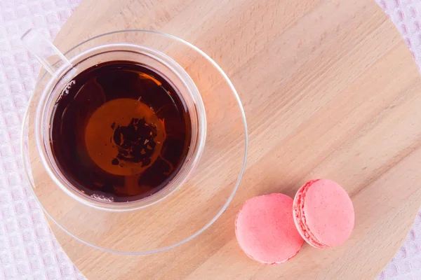 Tasse Thé Avec Deux Biscuits Macaron Sur Une Planche Bois — Photo