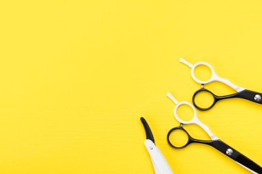 makas bir saç modeli için bir köşesinde sarı bir arka plan üzerinde yatıyordu