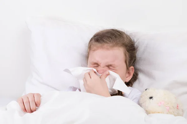 Das Mädchen Hat Eine Laufende Nase Liegt Bett — Stockfoto