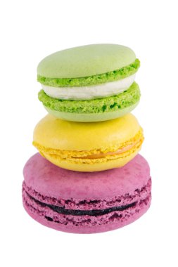 Macaron çerez yeşil elma, bir mor dut ortasında beyaz bir arka plan üzerinde sarı bir limon
