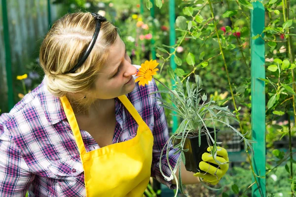 Girls Courting Flowers Greenhouse — Stock Photo, Image