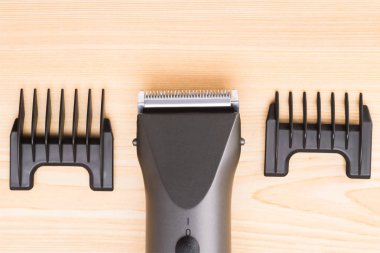 ahşap tahta arka plan üzerinde saç kesimi aracı