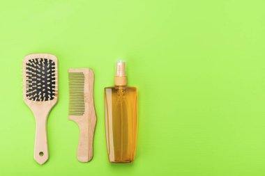 saç ve yeşil bir arka plan üzerine sprey için iki tarak