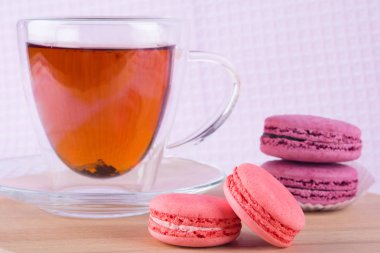 Macaron bardak makarna yanındaki bir masada sıcak çay