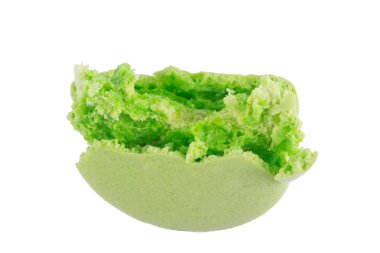 kırık, beyaz zemin üzerine yeşil macaron tatlı
