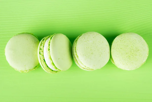 Larga Fila Macaron Verde Claro Sobre Fondo Verde —  Fotos de Stock