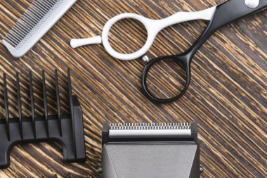 kavramı üzerinde koyu ahşap arka plan şey saç kesme için