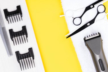 makas ve stilist sarı tablo arka planı ayarla